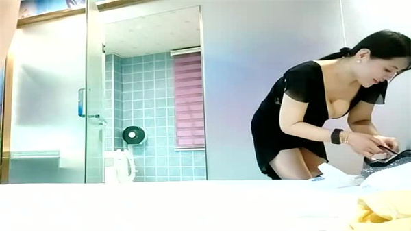 秦总会所探花极品巨乳熟女技师