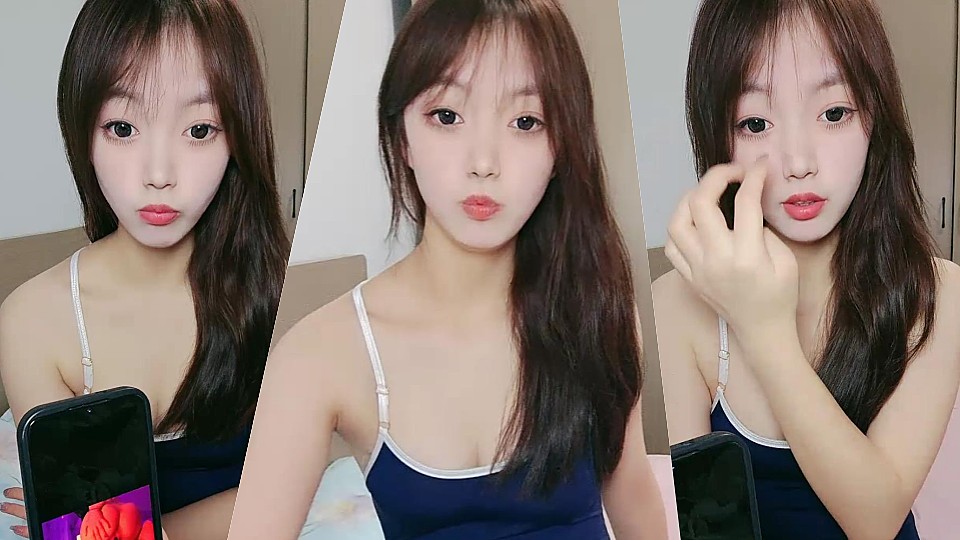 【一只小呆梨】小脸肉嘟嘟可爱嫩妹，多套情趣制服十分诱惑，粉穴自慰水量挺大 (3)